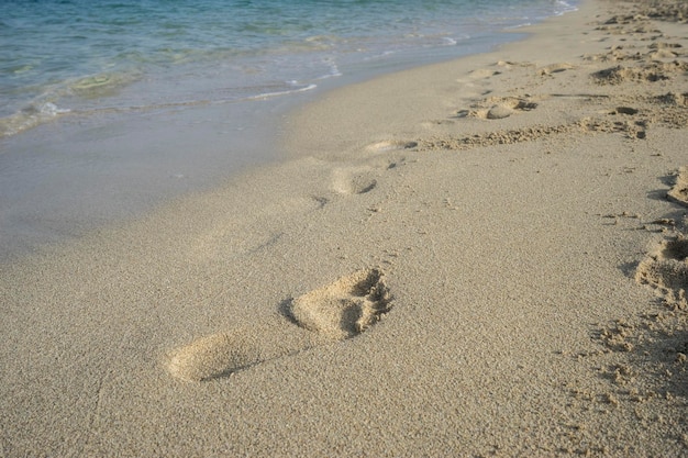 fijn zandstrand met voetafdrukken van mensen op het oppervlak