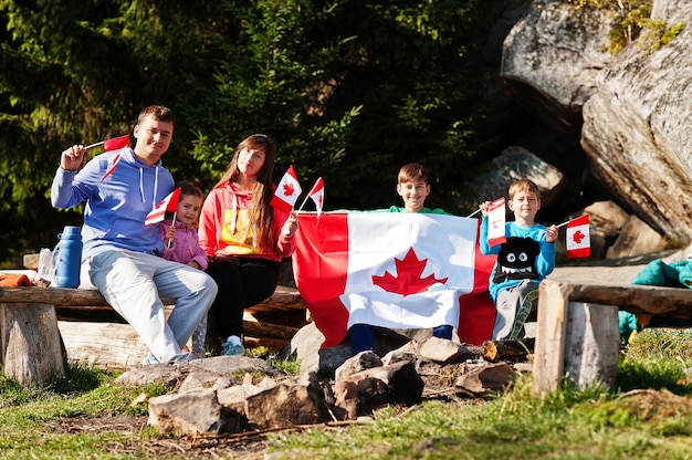 Fijne Canada-dag. Familie met grote Canadese vlagviering in bergen.