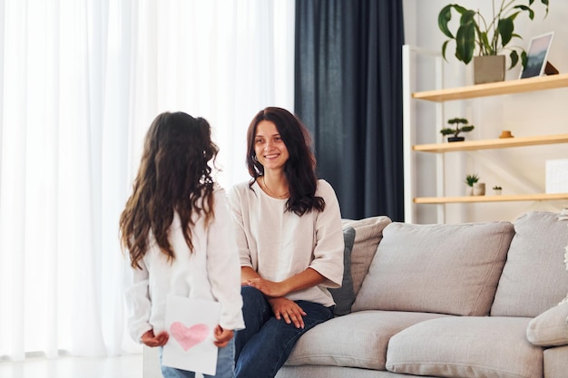 Fijne moederdag Vrouw en haar dochter brengen tijd samen thuis door