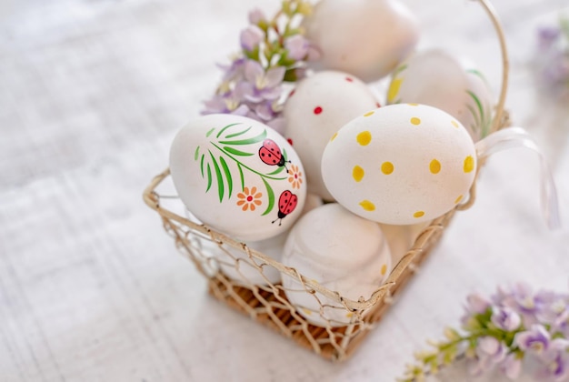 Fijne paasdag in april. Kleurrijk van het schilderen van eieren voor feest en huisdecoratie.