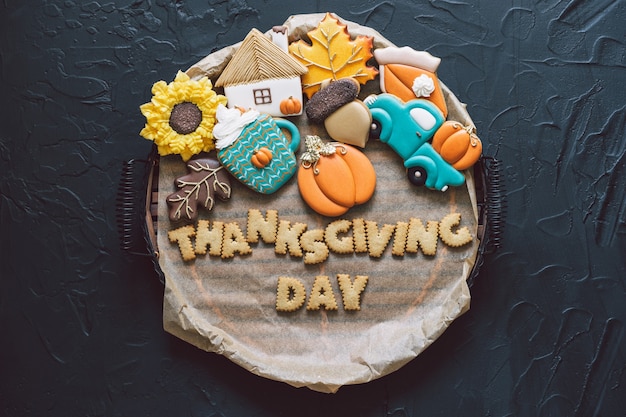 Fijne Thanksgiving Day. Veelkleurige herfst cookies op een zwarte achtergrond. Herfst concept