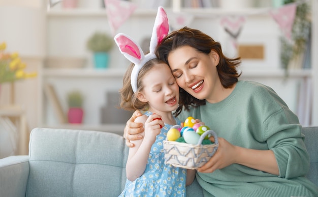 Fijne vakantie Moeder en haar dochter met eieren schilderen Familie vieren Pasen