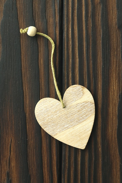 Foto fijne valentijnsdag. houten hart op houten achtergrond. valentijnsdag concept. valentijnsdag wenskaart.