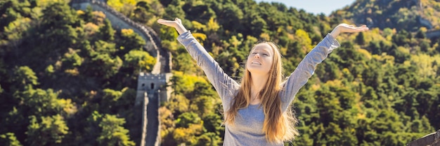 Fijne vrolijke, vrolijke toeristenvrouw bij de grote muur van china die plezier heeft op reizen, lachend lachend en