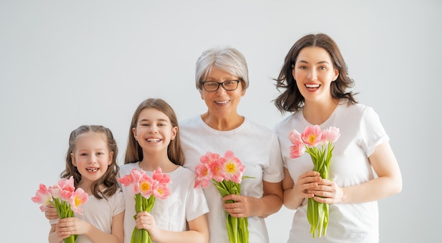 Fijne vrouwendag Kinderen dochters feliciteren moeder en oma en geven ze bloemen tulpen