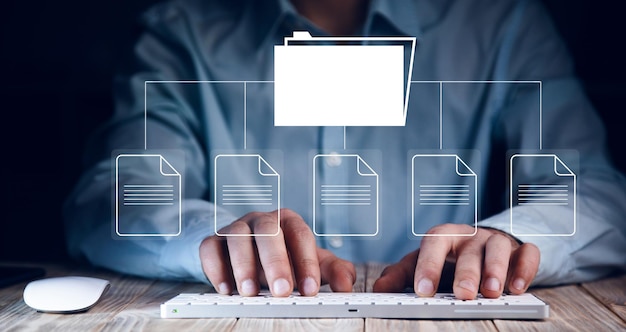 File su uno schermo virtuale uomo che lavora su un computer