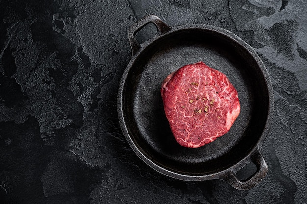 Filet Mignon prime beef steak rauw droog oud marmervlees met kruiden en specerijen klaar om te koken Zwarte achtergrond Bovenaanzicht Ruimte voor tekst