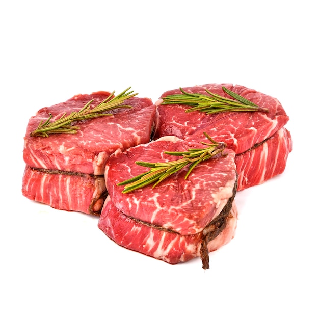 白い背景に大理石の牛肉のフィレミニョン ステーキ