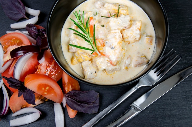 Filet plakjes kalkoenkip in een romige saus met groenten