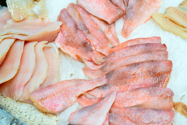 Filet van verse viszeebaars op een ijsteller in een supermarkt.