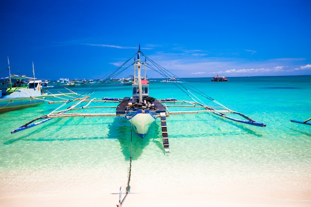 Filipijnse boot in het turkooise overzees, Boracay, Filippijnen