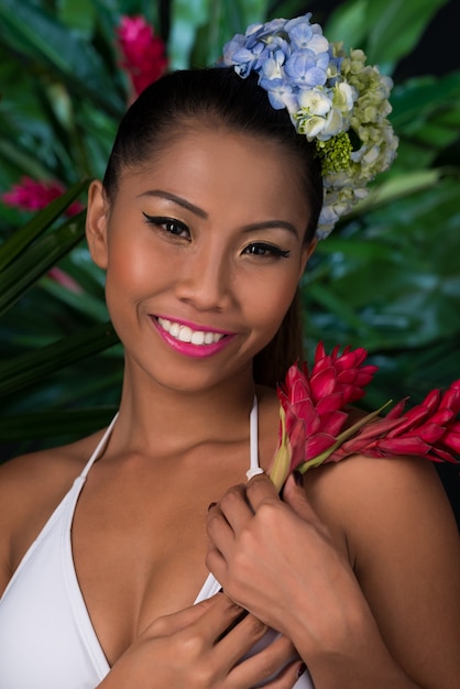 Filipina met rode gemberbloem