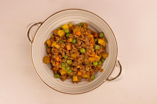 フィリピンのピカディロ (Picadillo) またはジニリング (Giniling) は,粉された肉,野菜,トマトを組み合わせた,美味しい料理です.