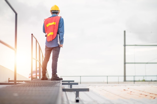 Filippijnse Aziatische man werknemer ingenieur werkt aan fabriek op het dak fabriek