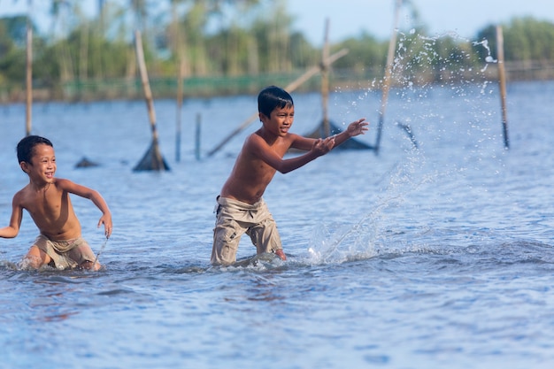 Filippijnse cebu-eiland mogen Filippijnse kinderen plezier hebben op zee