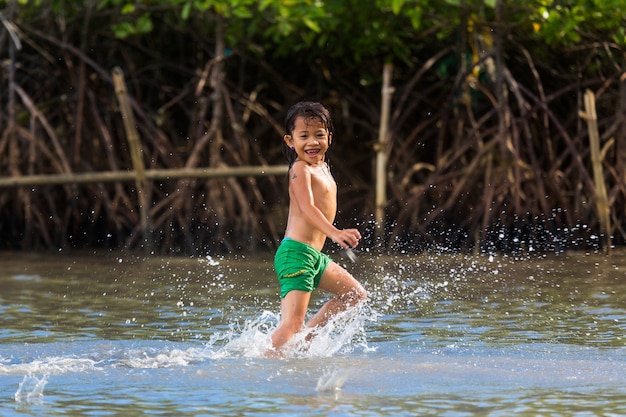 Filippijnse cebu-eiland mogen Filippijnse kinderen plezier hebben op zee