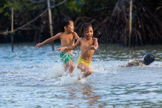 Filippijnse cebu-eiland mogen Filippijnse kinderen plezier hebben op zee