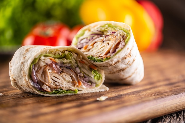 Foto involucro di tortilla ripieno tagliato a metà - primo piano.