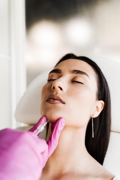 Fillerinjectie van hyaluronzuur in kin Contourplastiek voor het corrigeren van het volume en de vorm van de kin