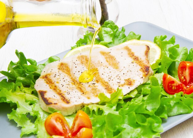 Fillet of grilled tuna with salad and tomatoes