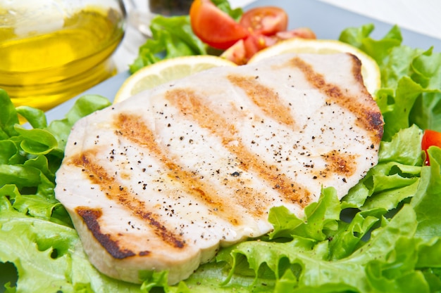 Fillet of grilled tuna with salad and tomatoes