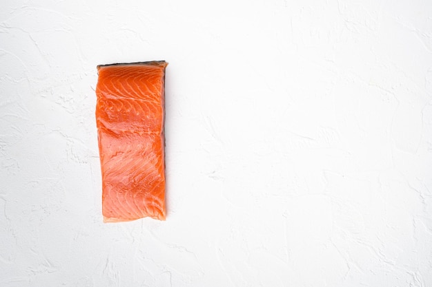 Filetto di salmone o trota, su sfondo di tavolo in pietra bianca, vista dall'alto piatta, con spazio di copia per il testo