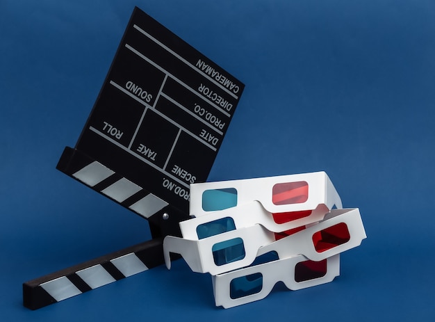 Film klepel bord met 3D-bril op klassieke blauwe achtergrond. Bioscoopindustrie, entertainment