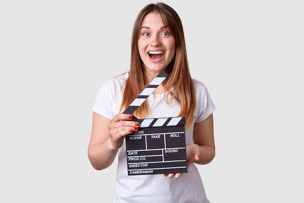 Concetto di produttività cinematografica. femmina soddisfatta con i capelli lunghi