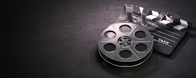 Foto bobina di film e batacchio su sfondo nero concetto di produzione ed edizione di video cinematografici e cinematografici