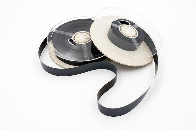 白い背景にビデオカセットテープのためのフィルム。
