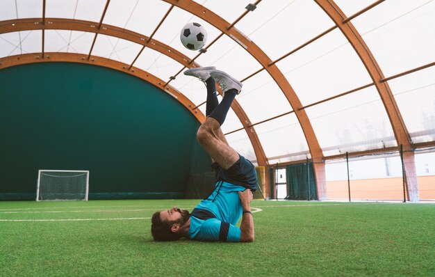 Filmisch beeld van een freestyle voetbalspeler die trucjes maakt met de bal