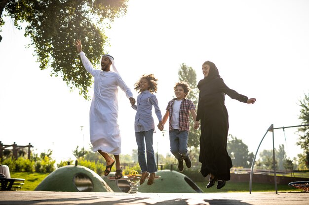 Filmisch beeld van een gezin dat speelt op de speelplaats in Dubai