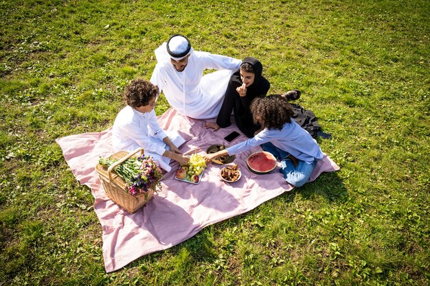 Filmisch beeld van een gezin uit de emiraten dat tijd doorbrengt in het park