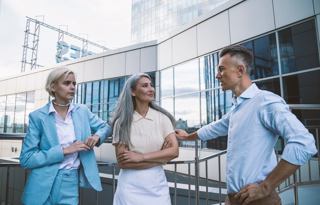 Filmisch beeld van een multi-etnisch zakelijk team. medewerkers praten samen op het balkon tijdens de pauze