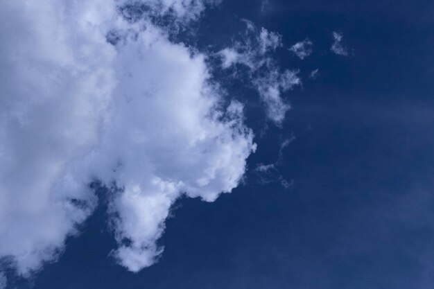 Filmisch gekleurde lucht met wolken zomerblauwe lucht