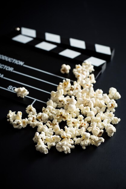 Filmklapper en popcorn op zwarte achtergrond