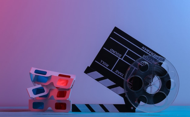 Filmklapper met filmrol en 3D-bril in rood blauw neonlicht. Entertainment-industrie