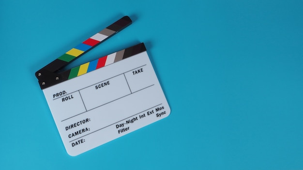 Filmklapper of filmleisteen op blauwe achtergrond.