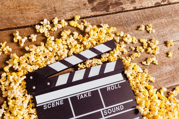 Foto filmkleppenbord en popcorn