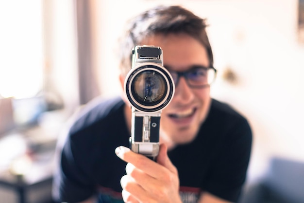 Filmmaker doet een film vintage oude filmcamera