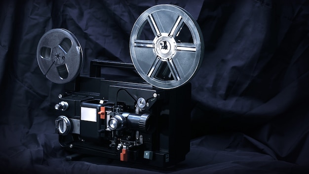 Foto filmprojector op een donkere achtergrond met lichtstraal 8 mm