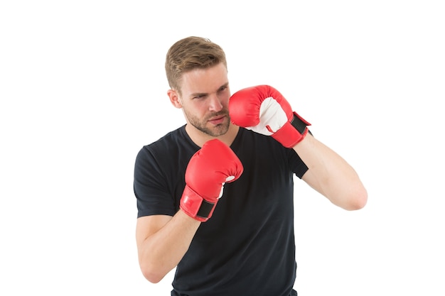 Combattimento finale. sportivo muscolare nella punzonatura dei guantoni da boxe. allenamento con allenatore. questa è la mia battaglia. knockout nello sport. pieno di energia. successo sportivo. allenamento uomo boxer, fitness. moda sportiva.