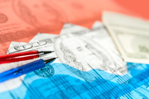 Финансовый фон с деньгами, диаграммой фондового рынка, графиком и ручкой. Фон тенденций экономики для бизнес-идеи и дизайна всех произведений искусства. Абстрактные финансы и бизнес-концепция.