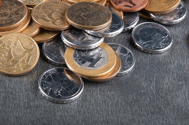 Фото Концепция финансов с бразильскими реальными монетами.