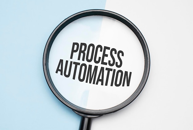 금융 및 경제 개념입니다. 흰색 배경의 돋보기는 텍스트 내부에 Process Automation이라고 쓰여 있습니다.