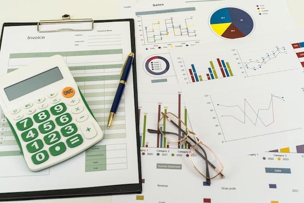 Финансовые сбережения концепции деловых бумажных диаграмм с калькулятором бухгалтерского учета