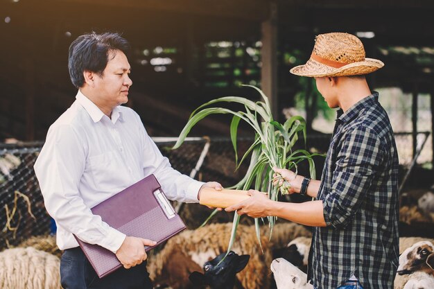 写真 農場で農夫と握手する金融顧問
