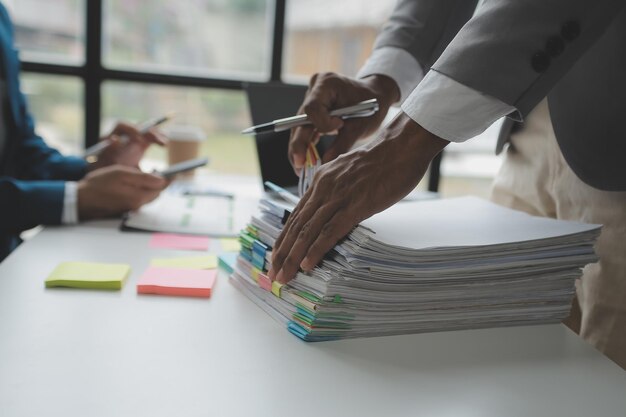 Foto gli analisti finanziari analizzano i rapporti finanziari aziendali su un progetto di investimento di pianificazione di tablet digitale durante una discussione in una riunione aziendale che mostra i risultati del loro lavoro di squadra di successo