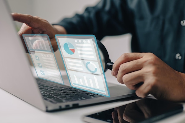 コンピューターラップトップでのオンラインの会計監査調査Web分析またはWeb分析デジタルレポート会計または販売財務の概念市場統計検査または品質評価