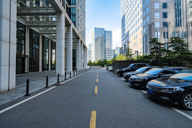 Parcheggio all'aperto del centro finanziario a qingdao, cina